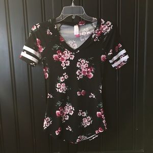 No Boundaries female floral top. V neck. XS